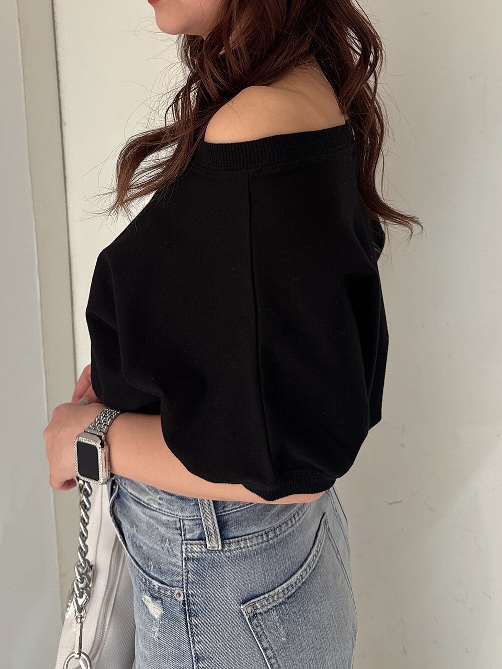 ブラック系のTシャツ/カットソー、ブルー系のデニムパンツ、ホワイト系のスニーカーを着用したレディースの春コーディネートの5枚目の写真