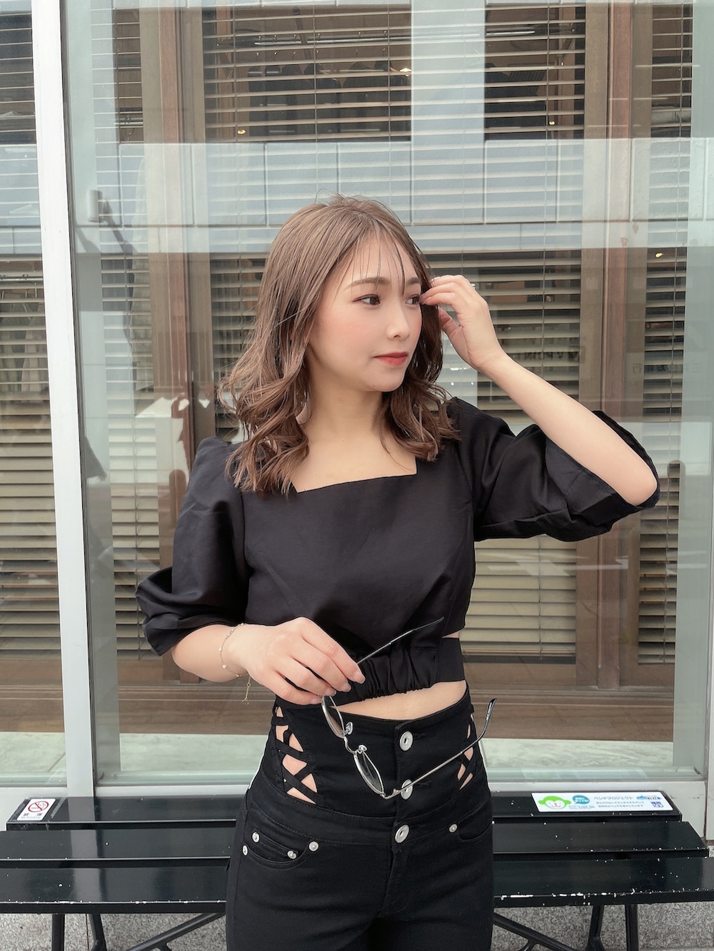 ホワイト系のチューブトップ、ブラック系のシャツ/ブラウス、ブラック系のデニムパンツを着用したレディースの春コーディネートの2枚目の写真