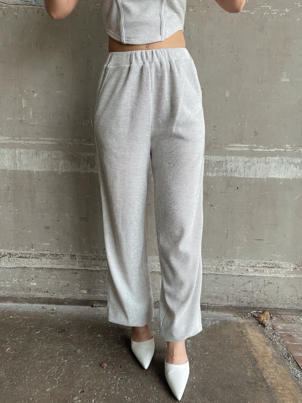 ブルー系のデニムジャケット、グレー系のキャミソール、グレー系のスウェットパンツを着用したレディースの夏コーディネートの6枚目の写真