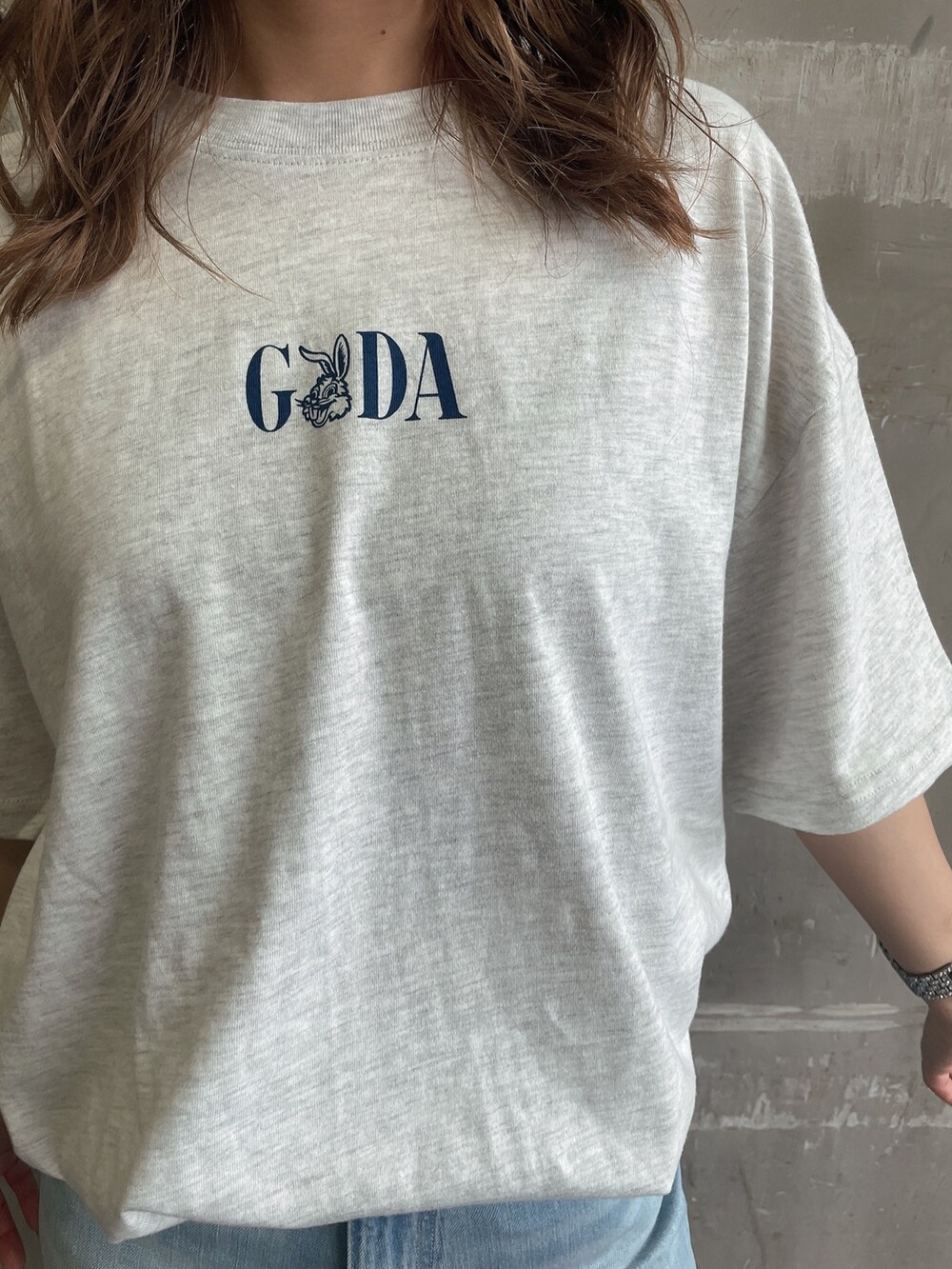 ブルー系のデニムパンツ、ホワイト系のサンダル、グレー系のTシャツ/カットソーを着用したレディースの夏コーディネートの5枚目の写真