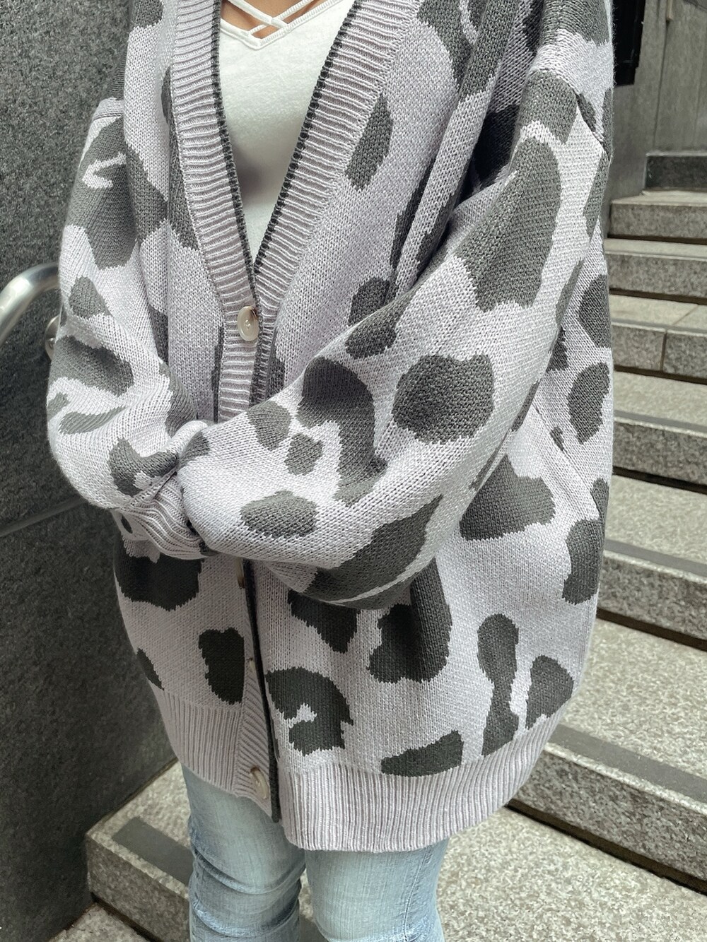 ピンク系のカーディガン/ボレロ、ホワイト系のキャミソール、ホワイト系のパンプスを着用したレディースの春コーディネートの6枚目の写真