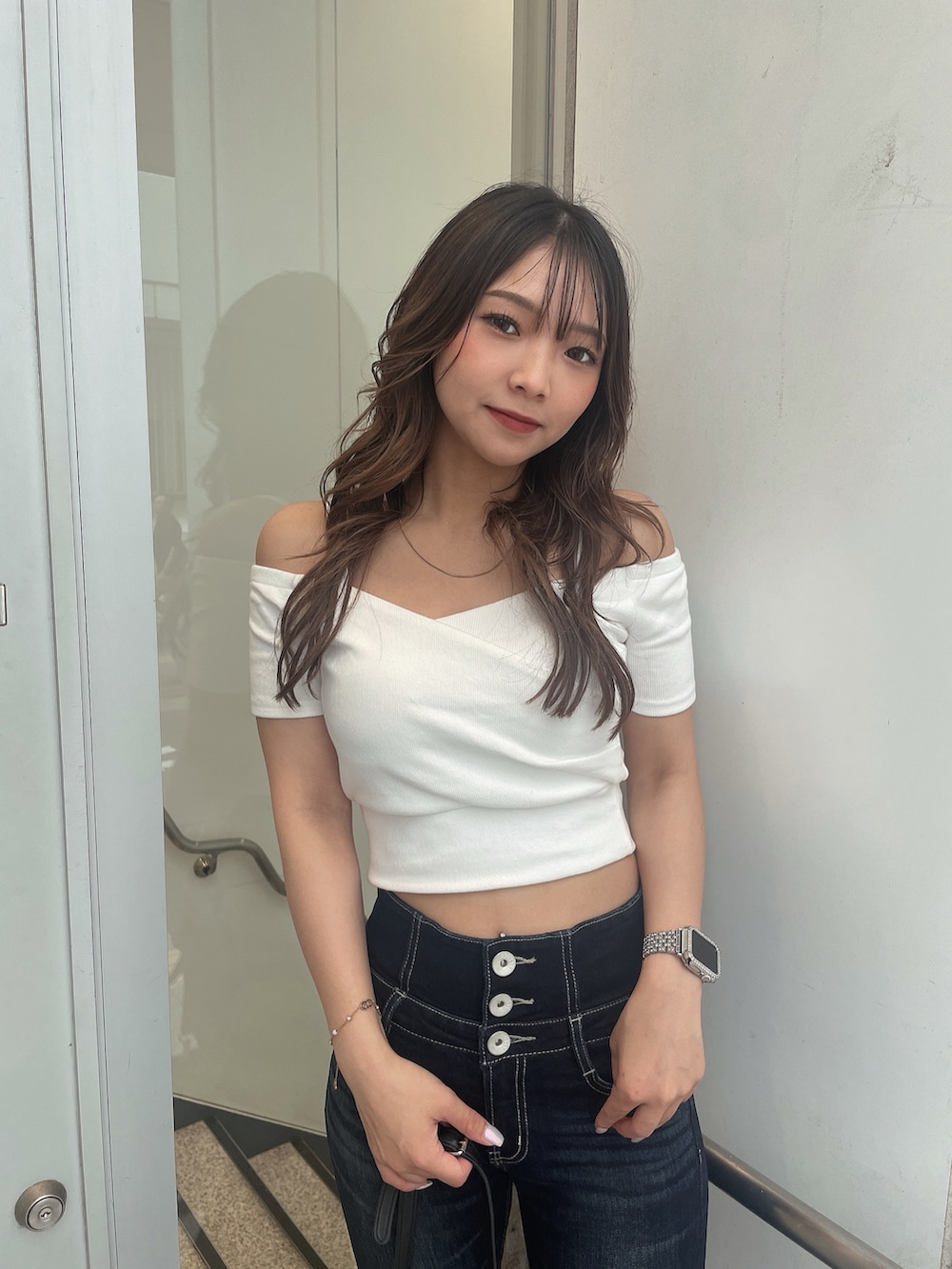 ホワイト系のTシャツ/カットソー、ブルー系のデニムパンツ、ブラック系のショルダーバッグを着用したレディースの夏コーディネートの4枚目の写真