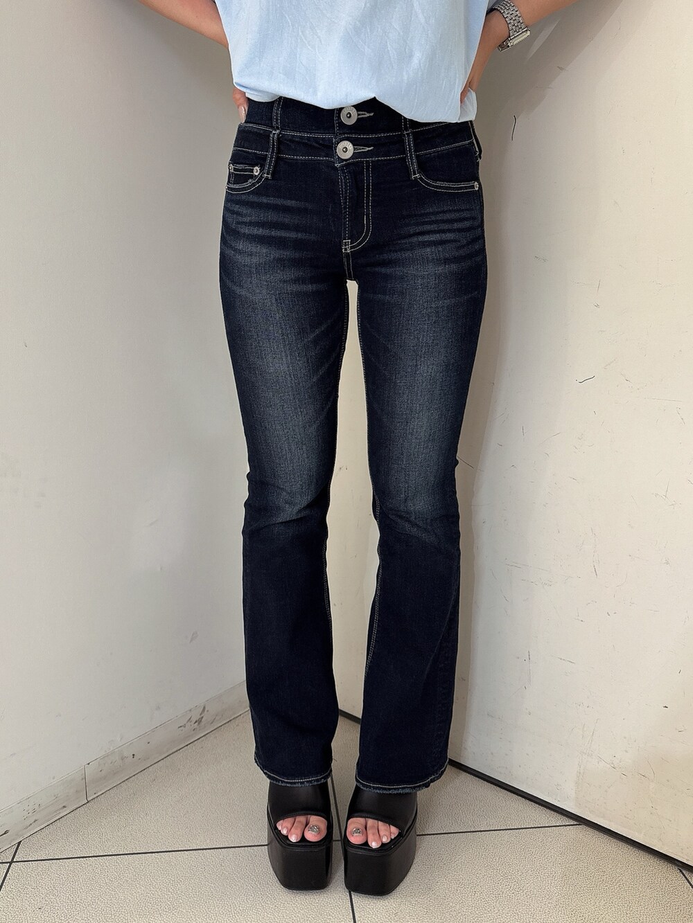 ブルー系のTシャツ/カットソー、ブルー系のデニムパンツ、ブラック系のサンダルを着用したレディースの夏コーディネートの9枚目の写真