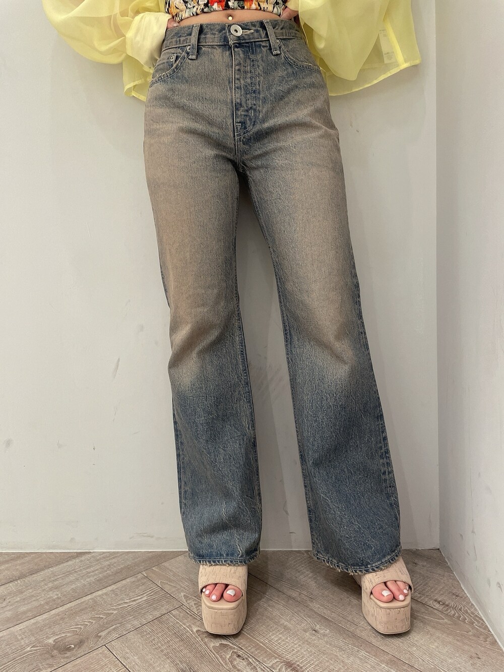 イエロー系のシャツ/ブラウス、ブラック系のチューブトップ、ブルー系のデニムパンツを着用したレディースの春コーディネートの7枚目の写真