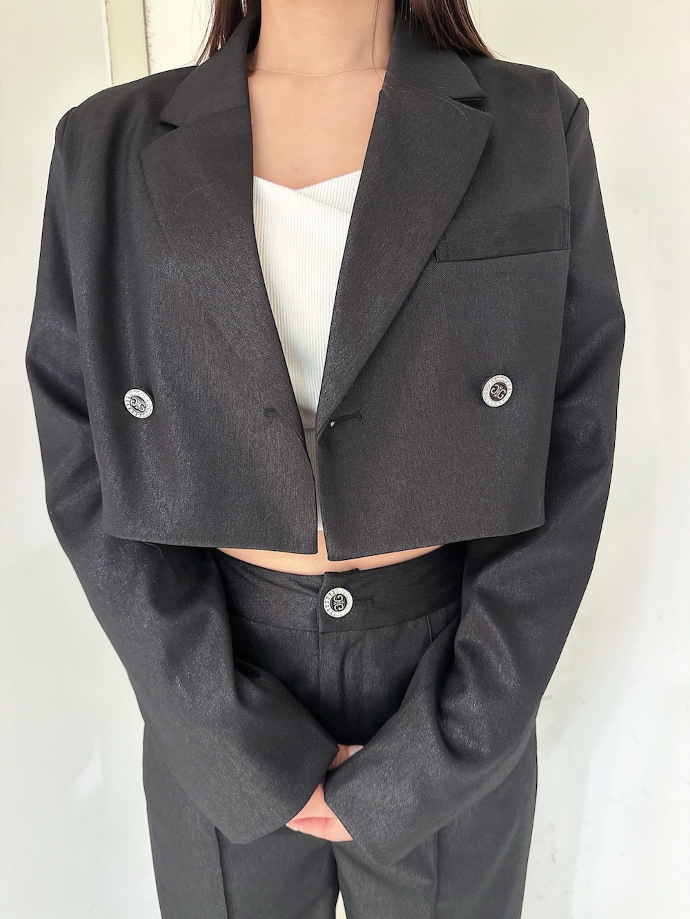 ブラック系のその他パンツ、ホワイト系のTシャツ/カットソー、ブラック系のテーラードジャケットを着用したレディースの冬コーディネートの7枚目の写真