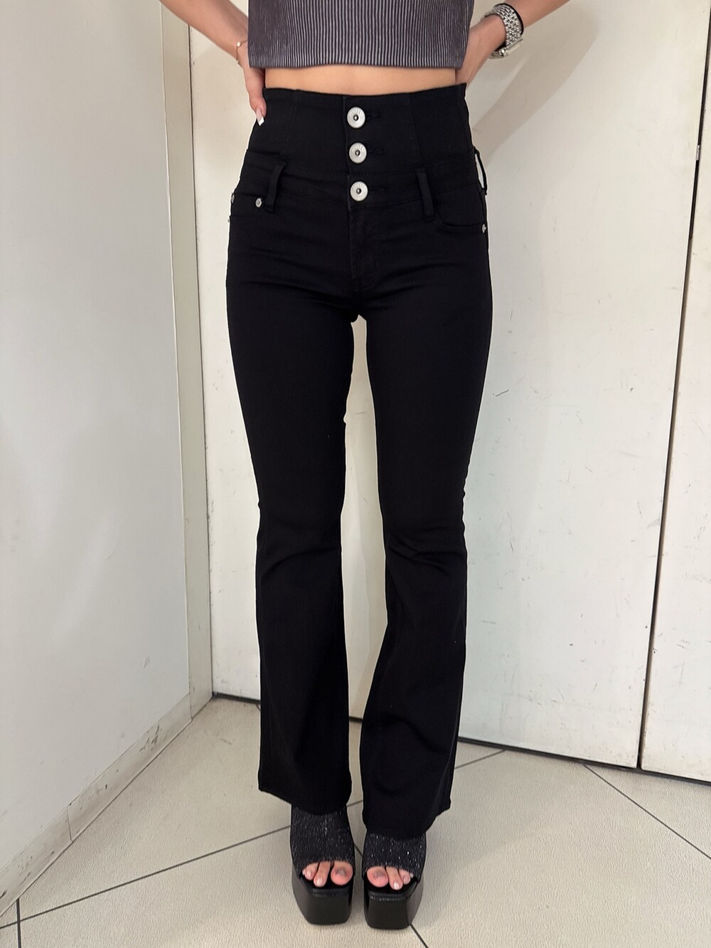 ホワイト系のニット/セーター、ブルー系のデニムパンツ、ブラック系のサンダルを着用したレディースの夏コーディネートの8枚目の写真