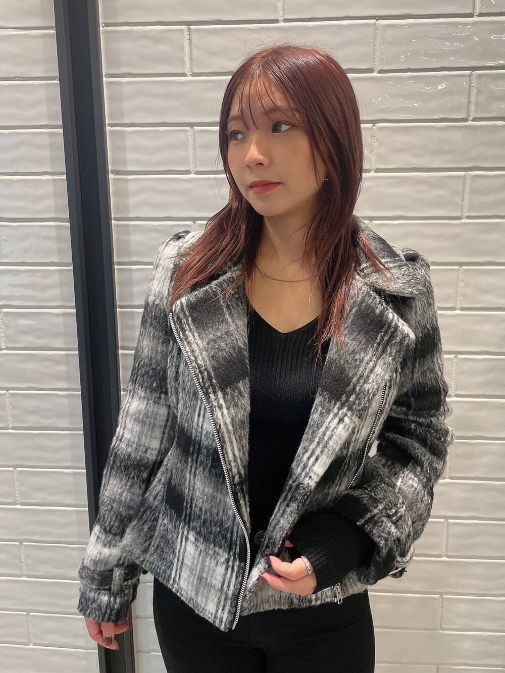 その他のライダースジャケット、ブラック系のニット/セーター、ブラック系のデニムパンツを着用したレディースの秋コーディネートの4枚目の写真