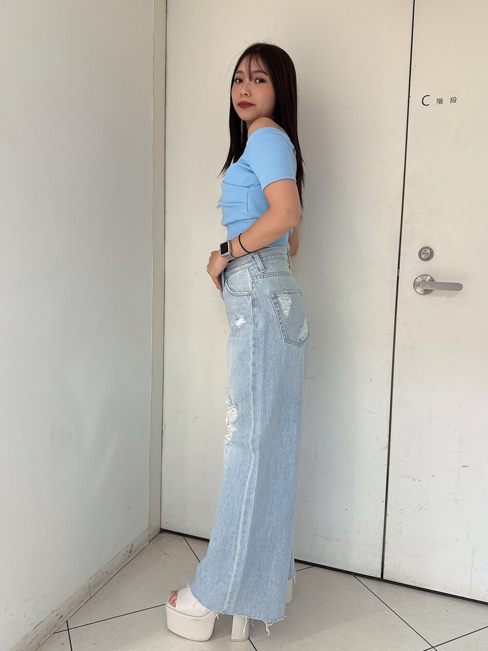 ブルー系のTシャツ/カットソー、ブルー系のデニムパンツ、ホワイト系のサンダルを着用したレディースの夏コーディネートの2枚目の写真