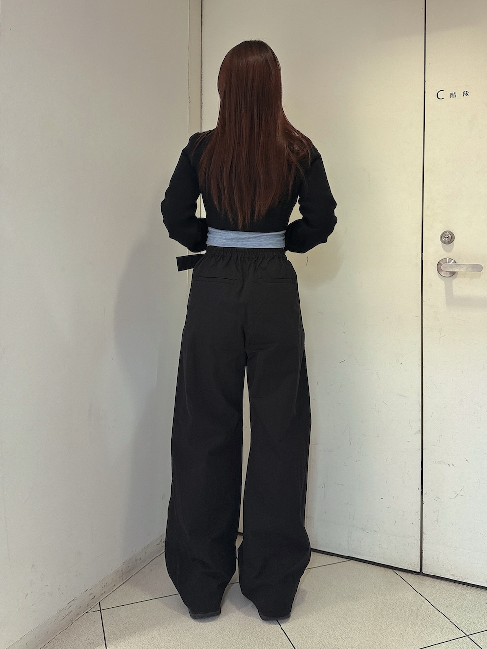 ブラック系のカーディガン/ボレロ、ブルー系のキャミソール、ブラック系のその他パンツを着用したレディースの春コーディネートの3枚目の写真