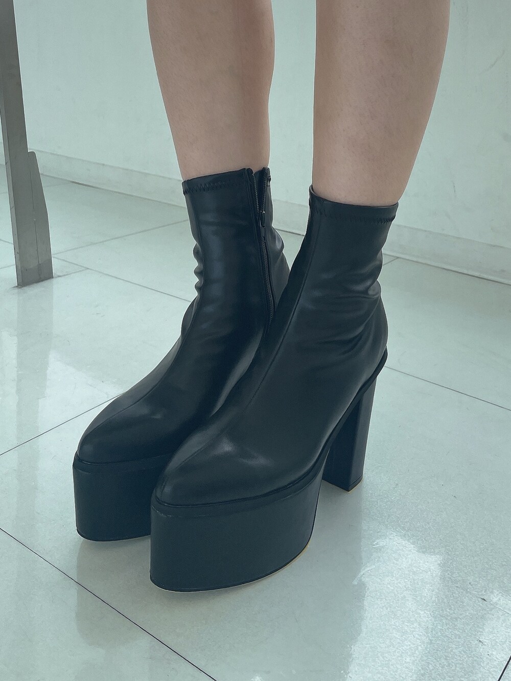 ブラック系のワンピース、その他のベスト、ブラック系のハンドバッグを着用したレディースの秋コーディネートの8枚目の写真