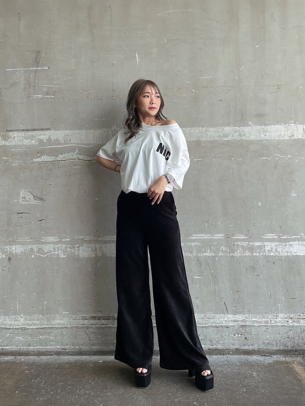 ホワイト系のTシャツ/カットソー、ブラック系のスウェットパンツ、ブラック系のサンダルを着用したレディースの夏コーディネートの2枚目の写真