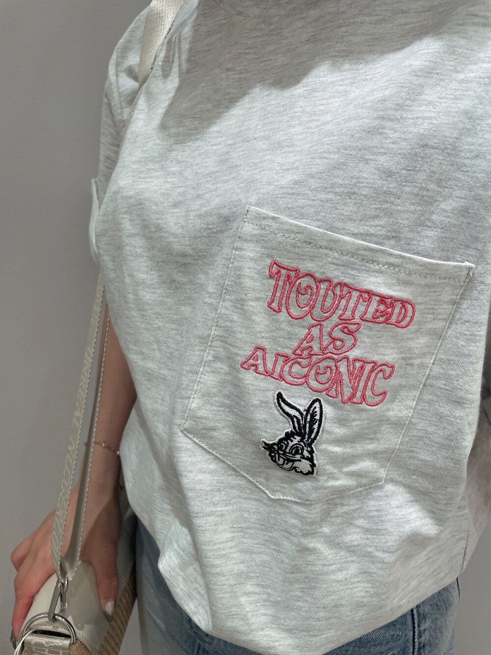 ホワイト系のTシャツ/カットソー、ブルー系のデニムスカート、ホワイト系のサンダルを着用したレディースの春コーディネートの7枚目の写真