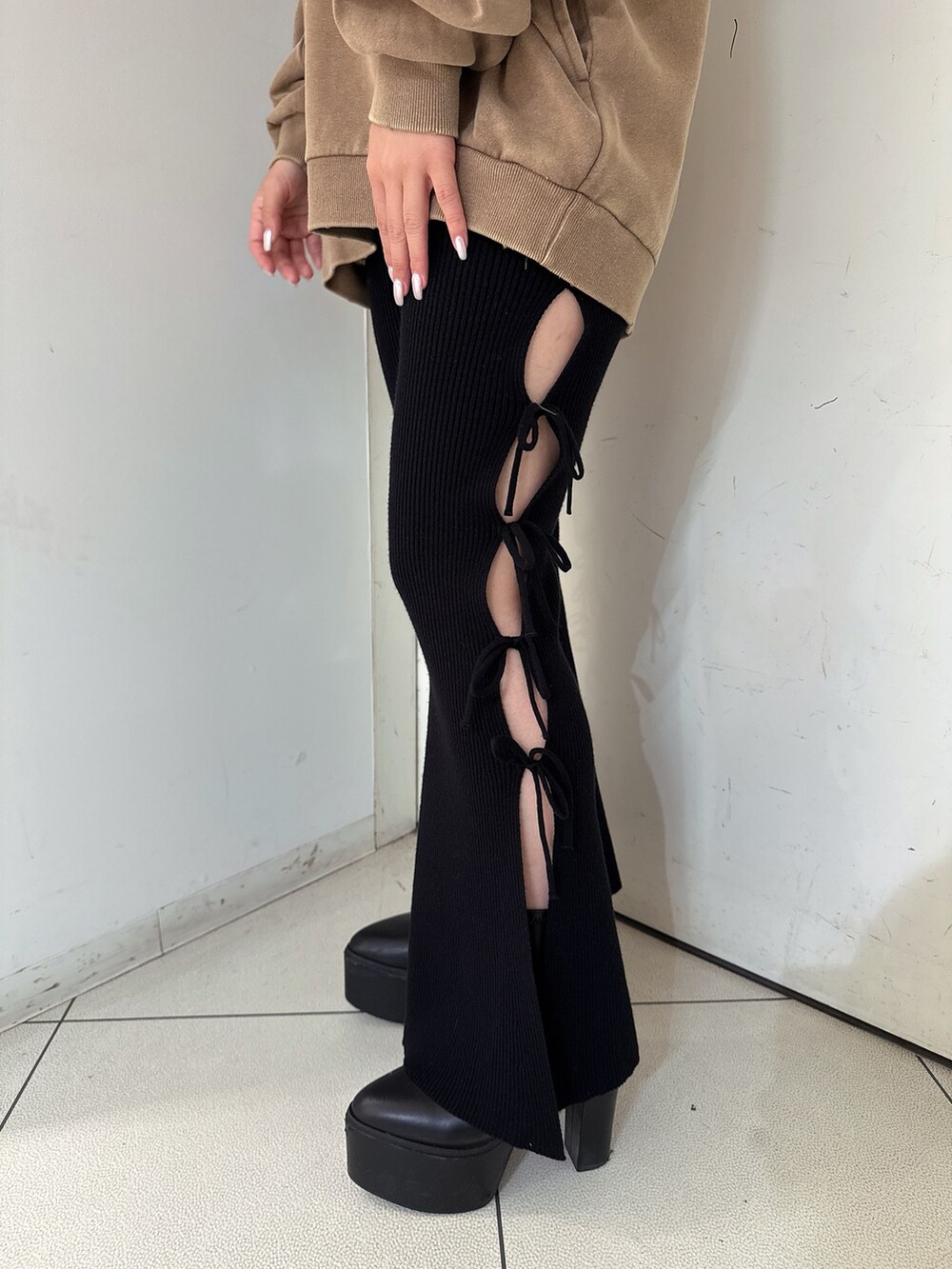 イエロー系のスウェット、ブラック系のその他パンツ、ブラック系のブーツを着用したレディースの秋コーディネートの9枚目の写真