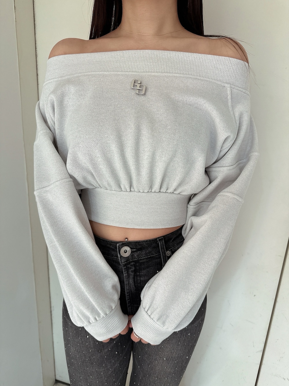 ブルー系のデニムスカート、ホワイト系のTシャツ/カットソー、ブラック系のブーツを着用したレディースの冬コーディネートの7枚目の写真