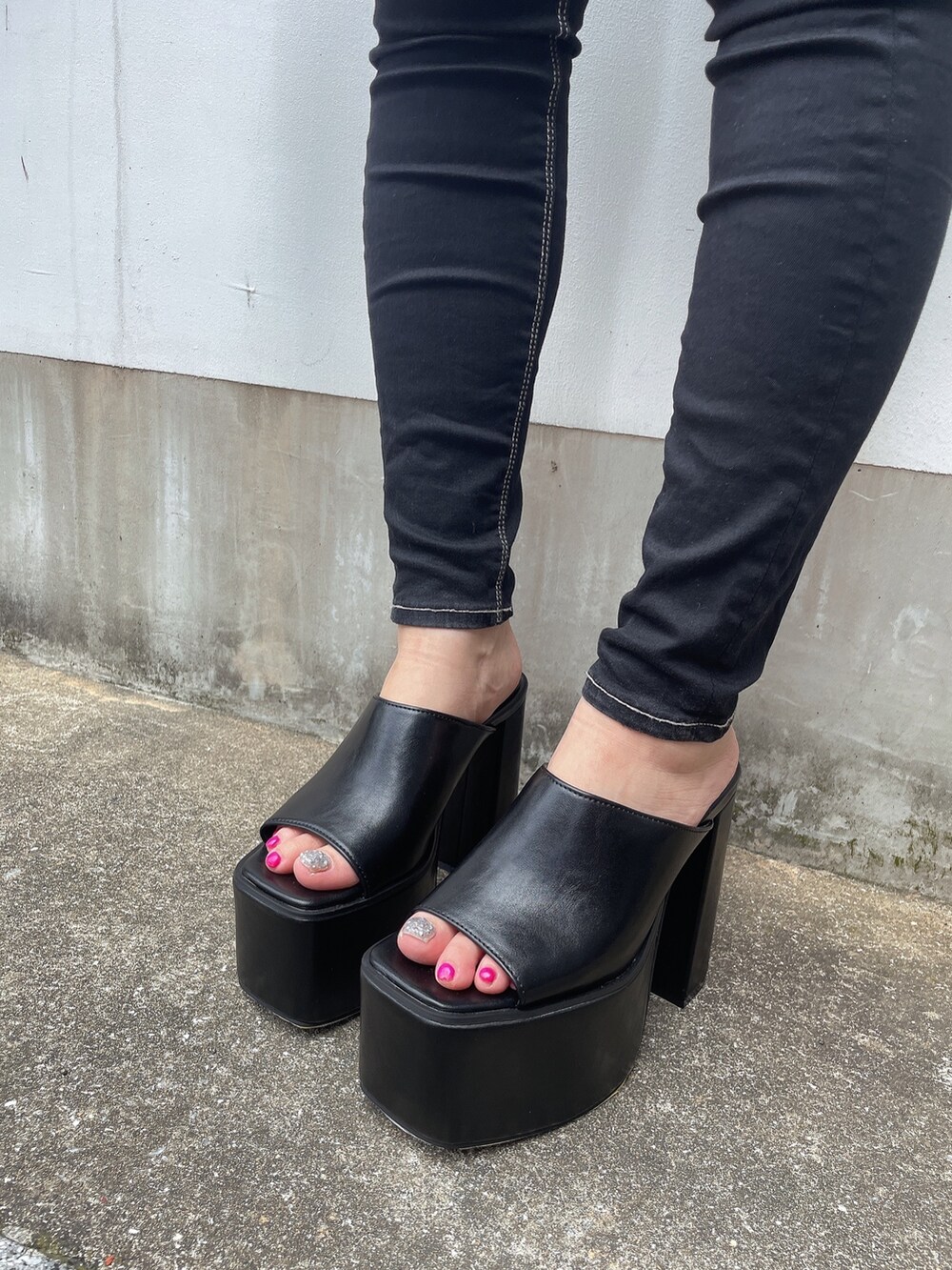 ホワイト系のニット/セーター、ブラック系のデニムパンツ、ブラック系のサンダルを着用したレディースの夏コーディネートの8枚目の写真