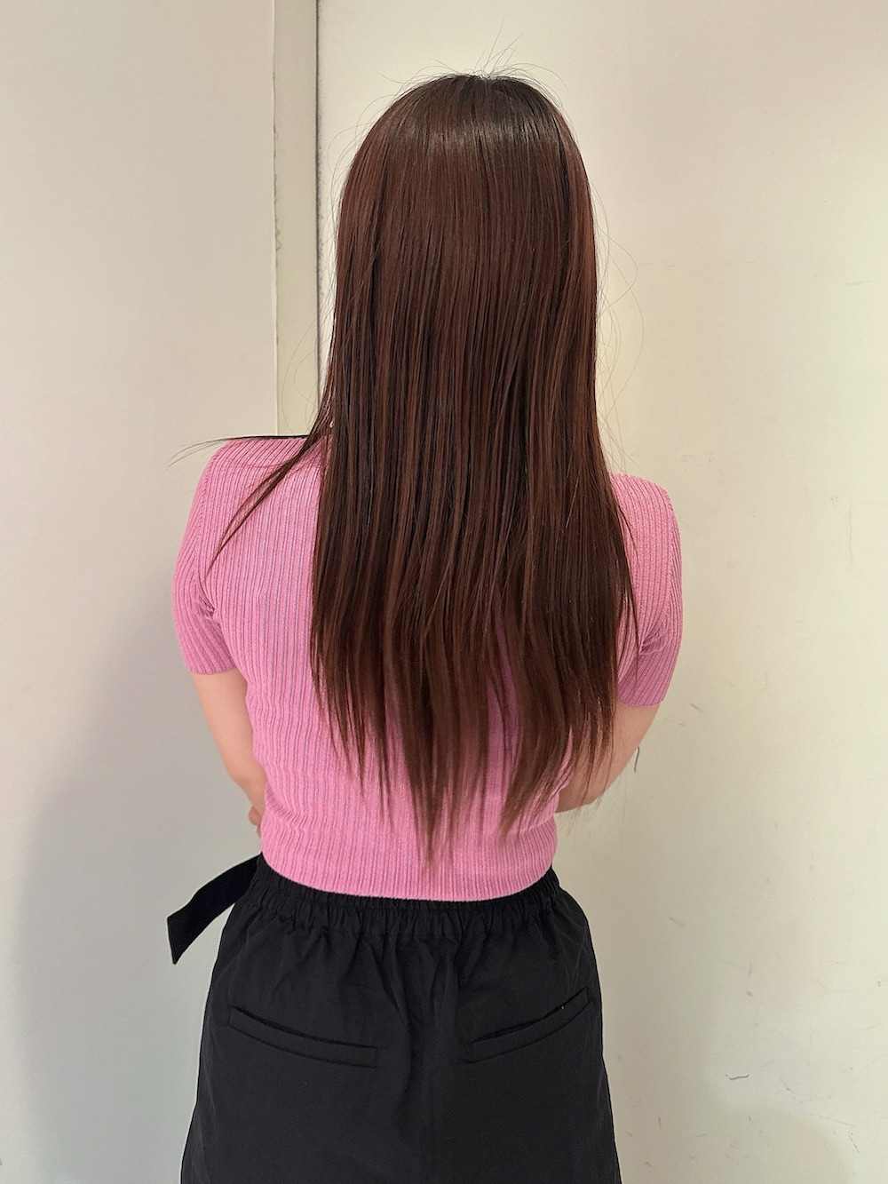 ブラック系のその他パンツ、ブラック系のサンダル、ピンク系のニット/セーターを着用したレディースの春コーディネートの6枚目の写真