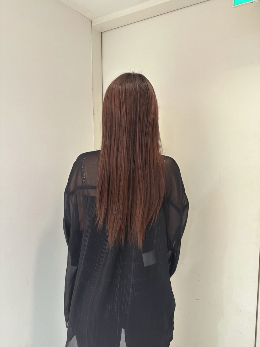 ブラック系のサンダル、ブラック系のデニムパンツ、ブラック系のキャミソールを着用したレディースの春コーディネートの6枚目の写真