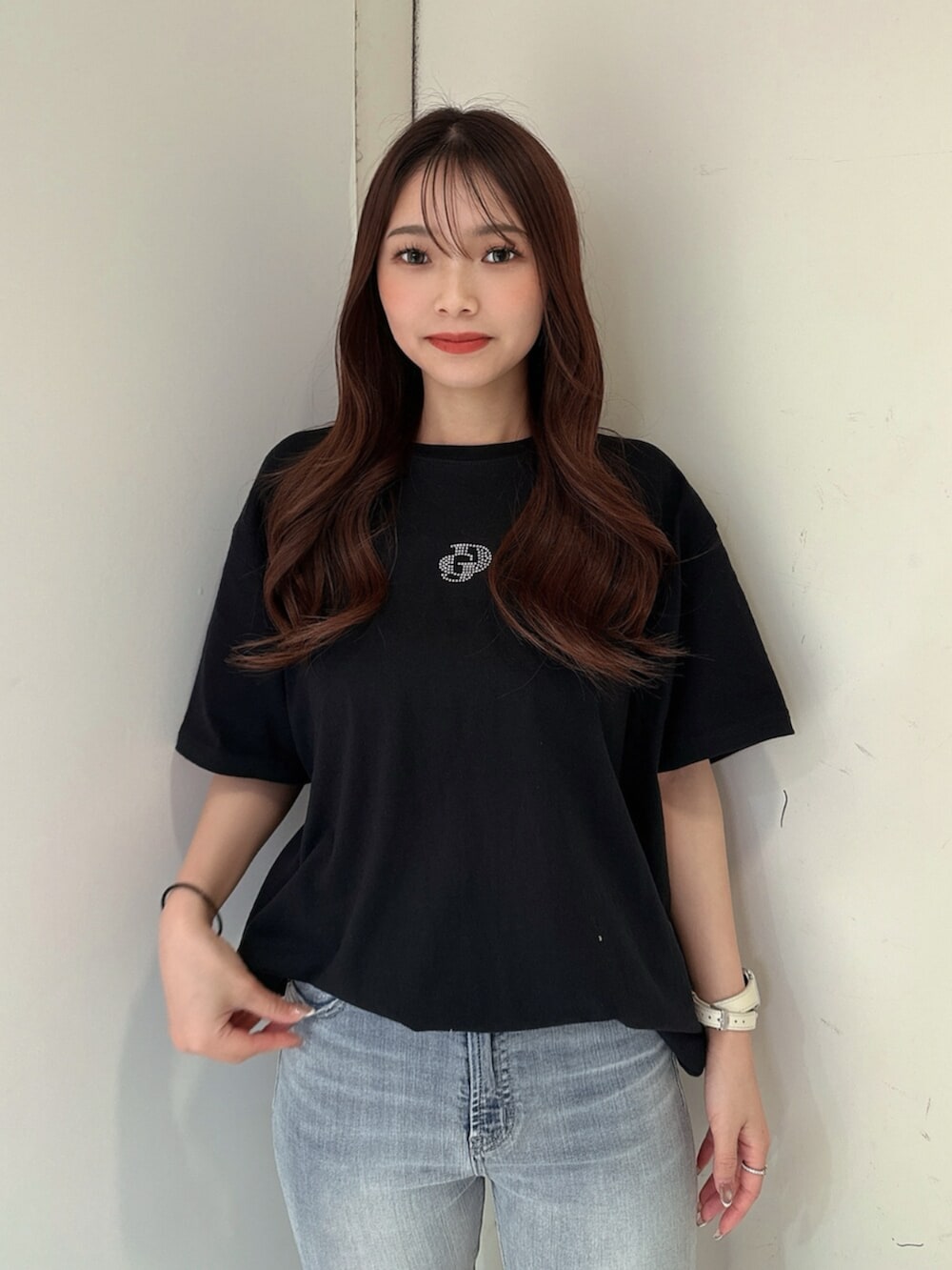 ホワイト系のパンプス、ブルー系のデニムパンツ、ブラック系のTシャツ/カットソーを着用したレディースの春コーディネートの4枚目の写真