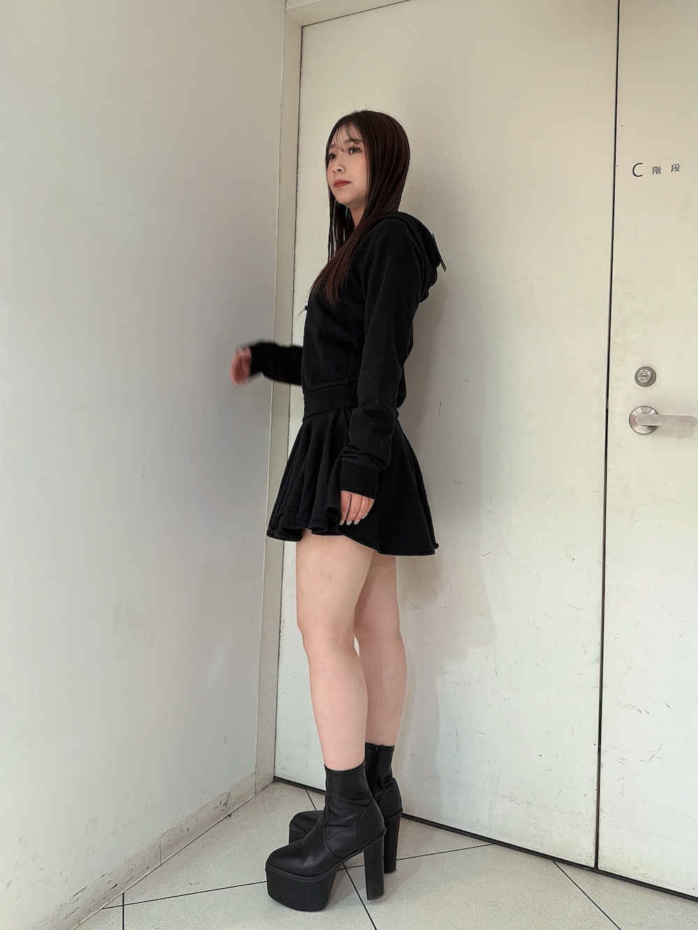 ブラック系のブーツ、ブラック系のワンピースを着用したレディースの冬コーディネートの2枚目の写真