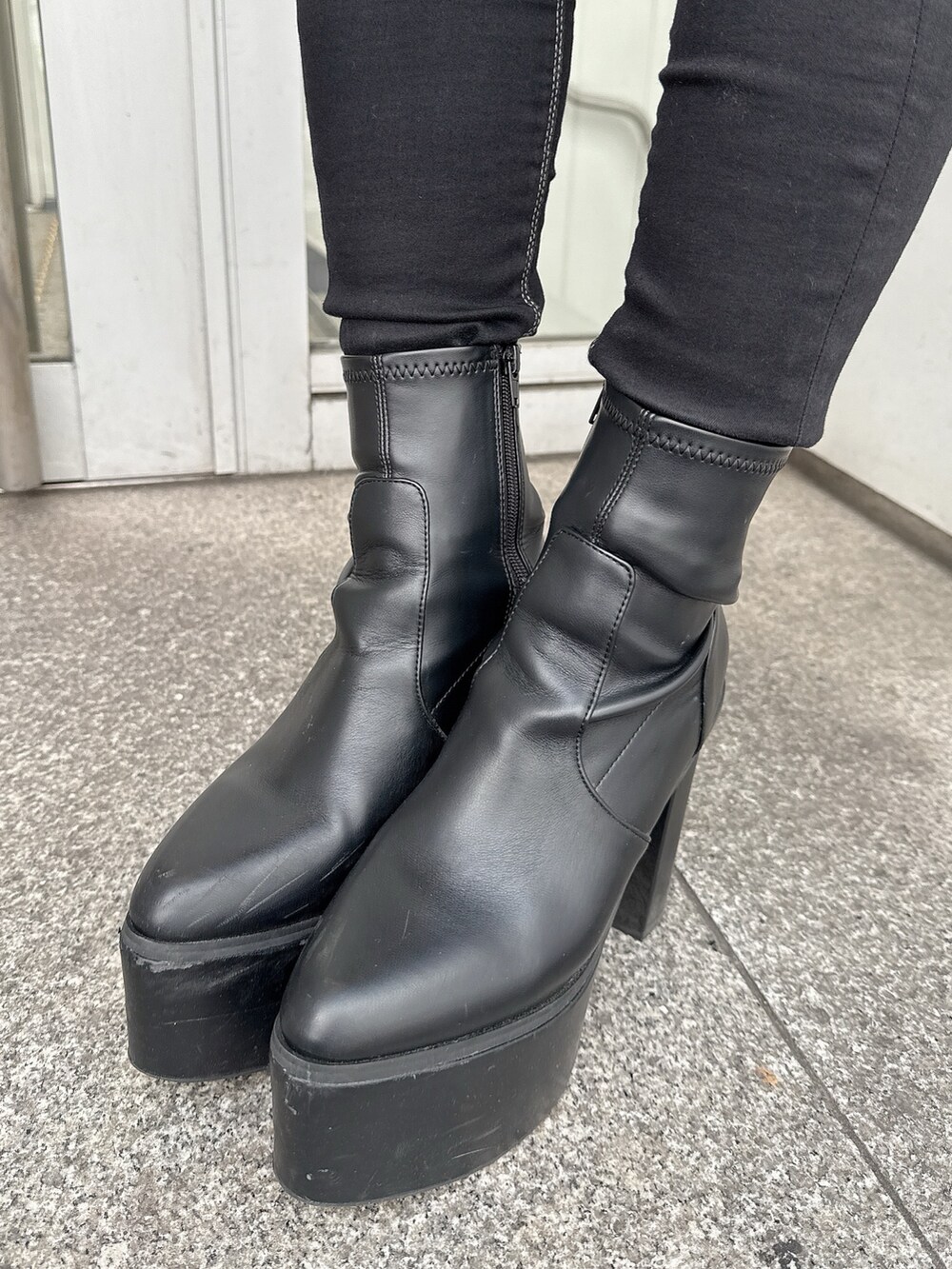 ブラック系のダウンジャケット/コート、ブラック系のデニムパンツ、ブラック系のブーツを着用したレディースの冬コーディネートの9枚目の写真