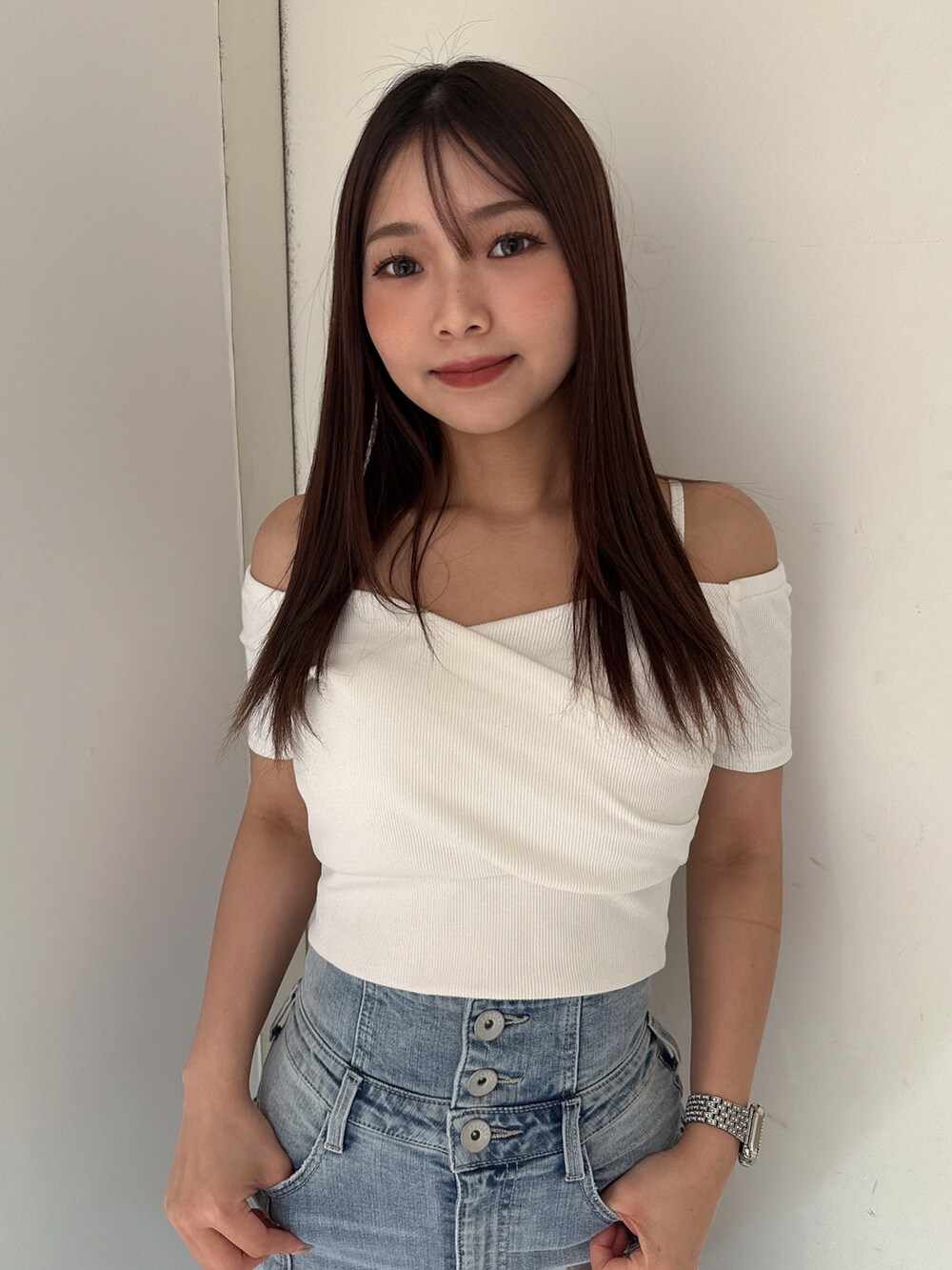 ホワイト系のTシャツ/カットソー、ブルー系のデニムスカート、ホワイト系のサンダルを着用したレディースの夏コーディネートの4枚目の写真