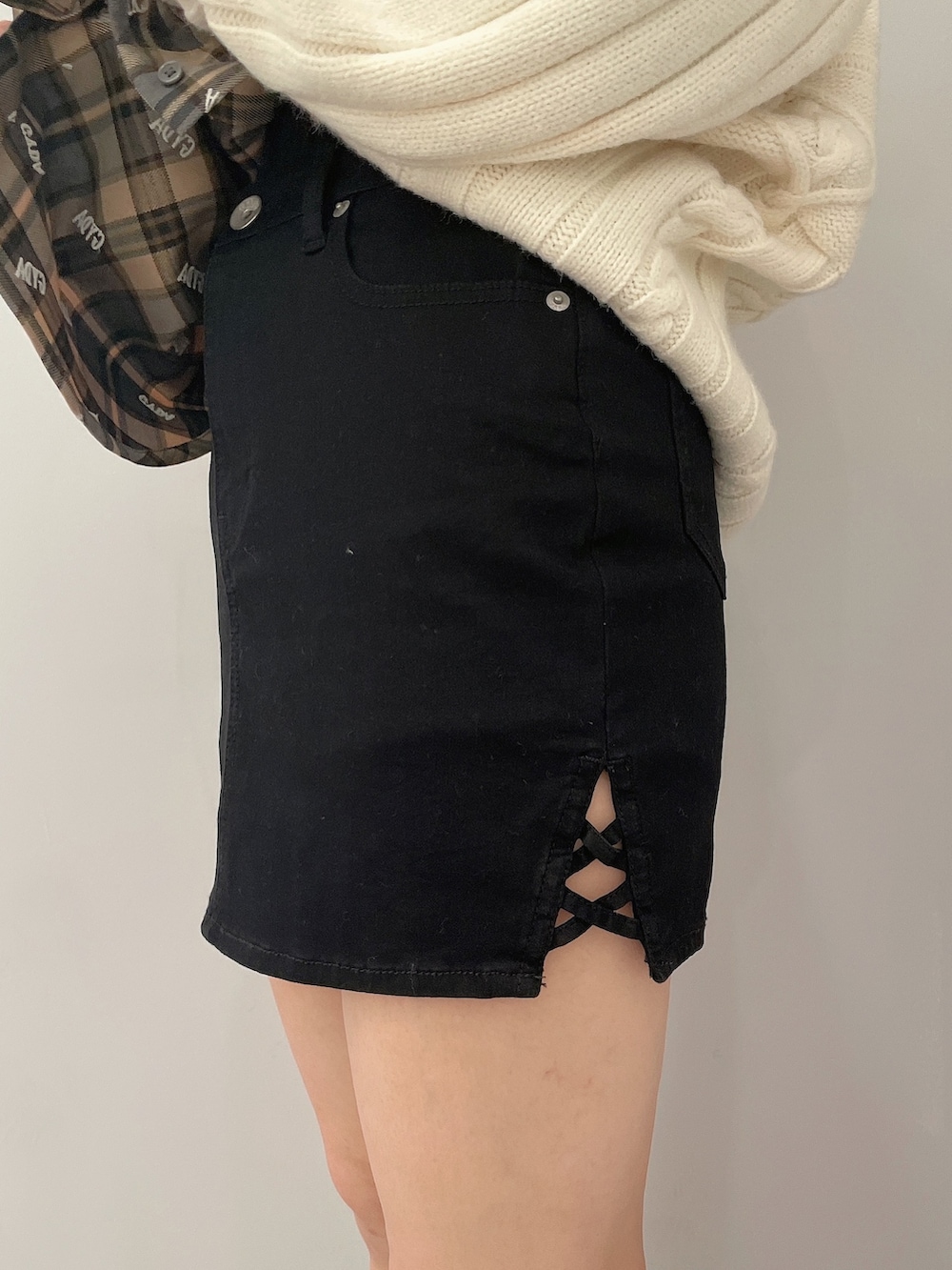 ベージュ系のシャツ/ブラウス、ホワイト系のニット/セーター、ブラック系のスカートを着用したレディースの冬コーディネートの5枚目の写真