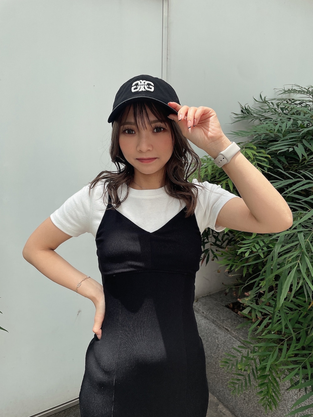 ブラック系のワンピース、ホワイト系のスニーカー、ホワイト系のTシャツ/カットソーを着用したレディースの夏コーディネートの4枚目の写真