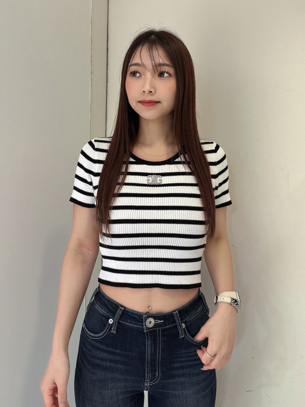 ブルー系のデニムパンツ、ブラック系のサンダル、その他のニット/セーターを着用したレディースの春コーディネートの4枚目の写真