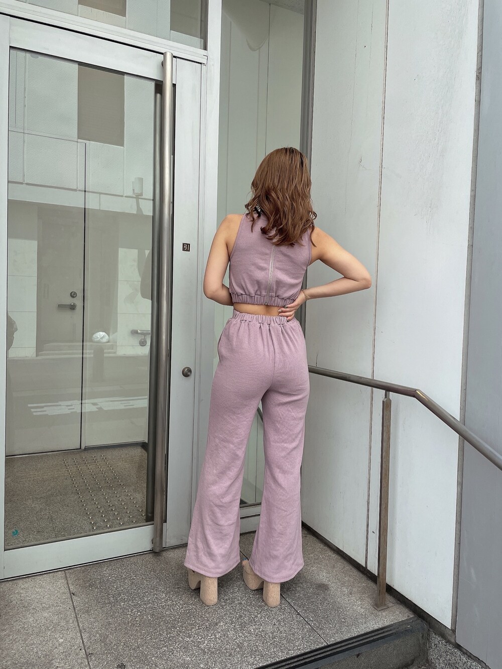 ピンク系のつなぎ/オールインワン、ホワイト系のシャツ/ブラウス、ホワイト系のハンドバッグを着用したレディースの春コーディネートの5枚目の写真