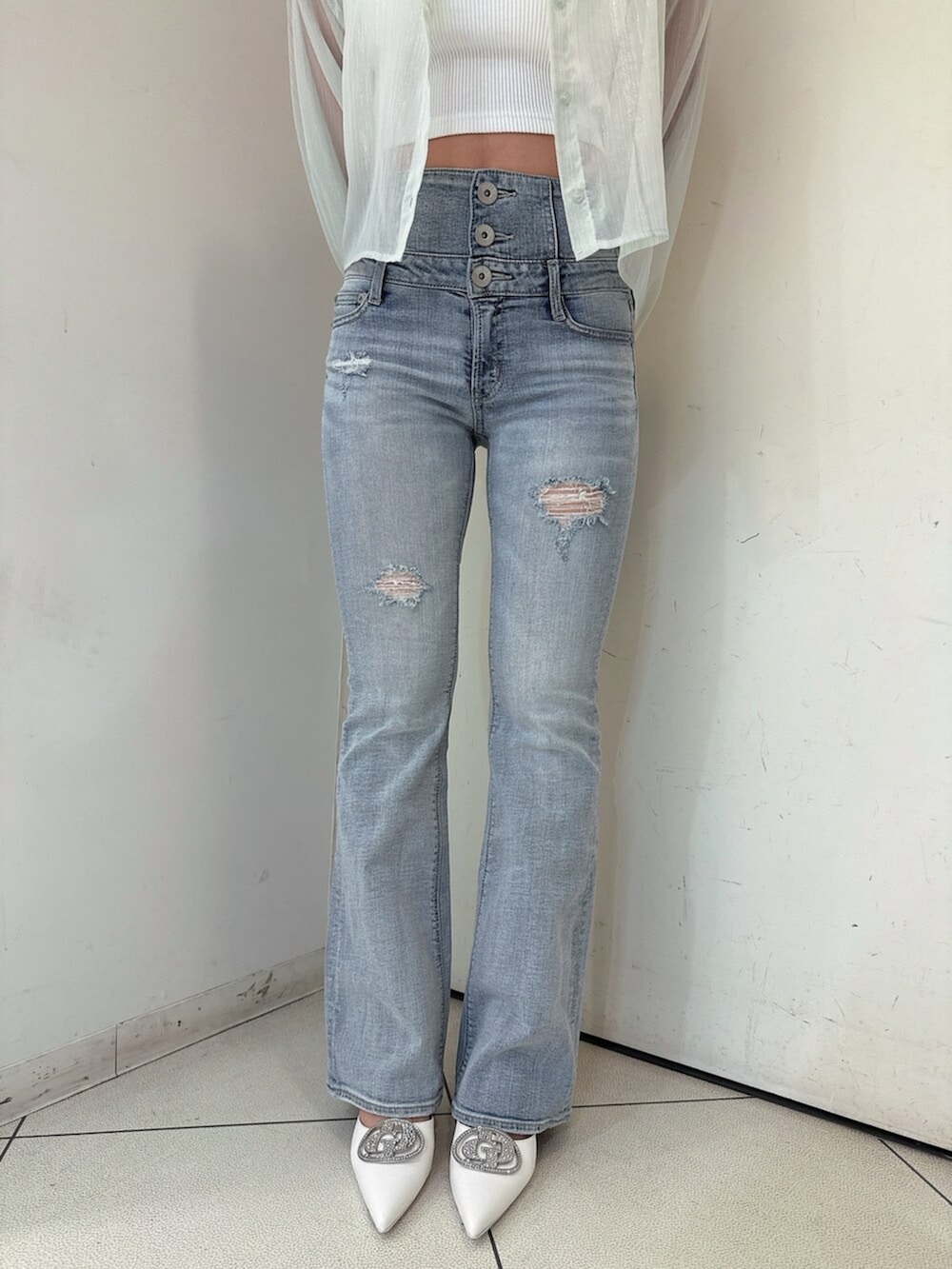 ブルー系のデニムパンツ、グリーン系のシャツ/ブラウス、ホワイト系のチューブトップを着用したレディースの春コーディネートの8枚目の写真