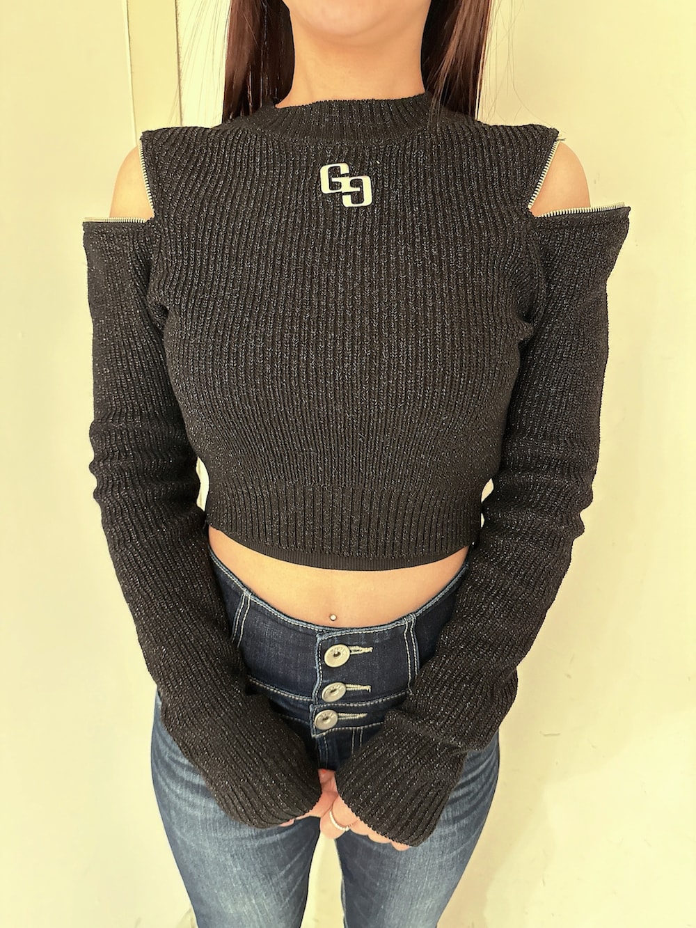 ブルー系のデニムパンツ、ブラック系のブーツ、ブラック系のニット/セーターを着用したレディースの冬コーディネートの7枚目の写真