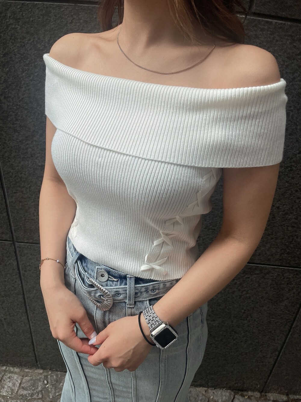 ブルー系のデニムスカート、ホワイト系のサンダル、ホワイト系のニット/セーターを着用したレディースの夏コーディネートの6枚目の写真