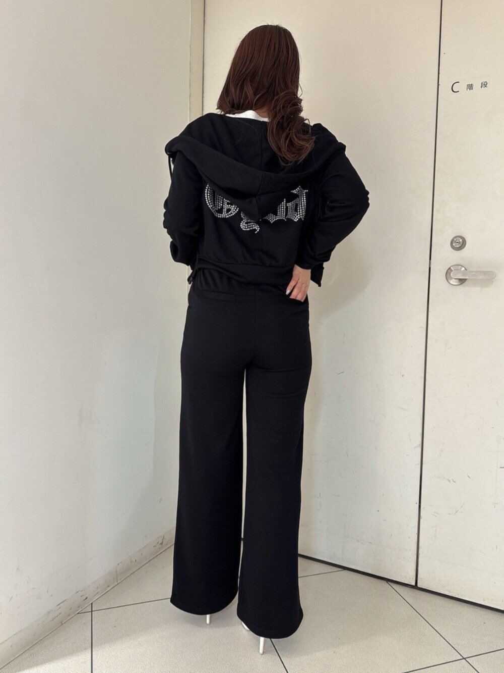 ホワイト系のパンプス、ブラック系のパーカー、ホワイト系のTシャツ/カットソーを着用したレディースの春コーディネートの3枚目の写真