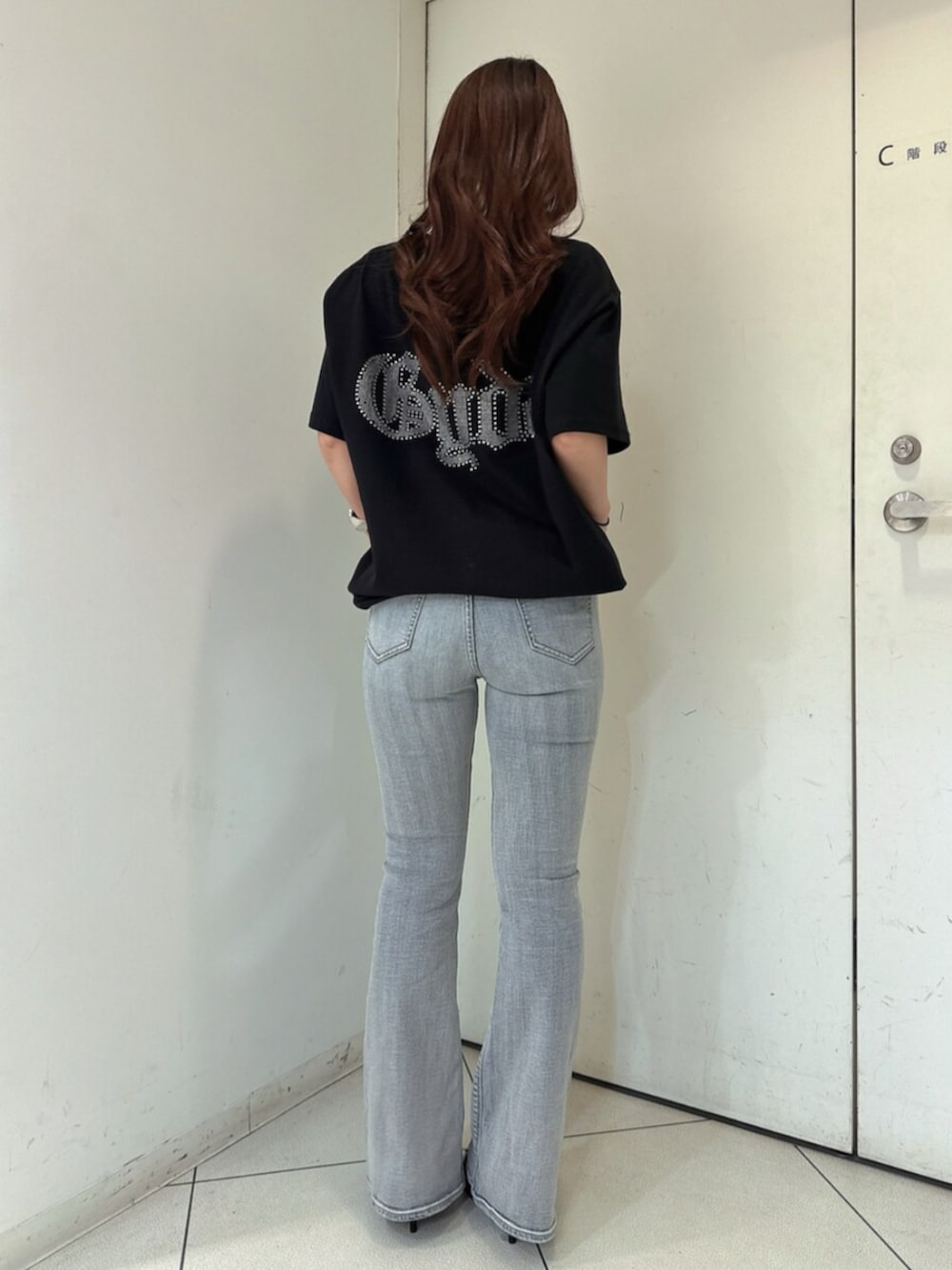 ホワイト系のパンプス、ブルー系のデニムパンツ、ブラック系のTシャツ/カットソーを着用したレディースの春コーディネートの3枚目の写真