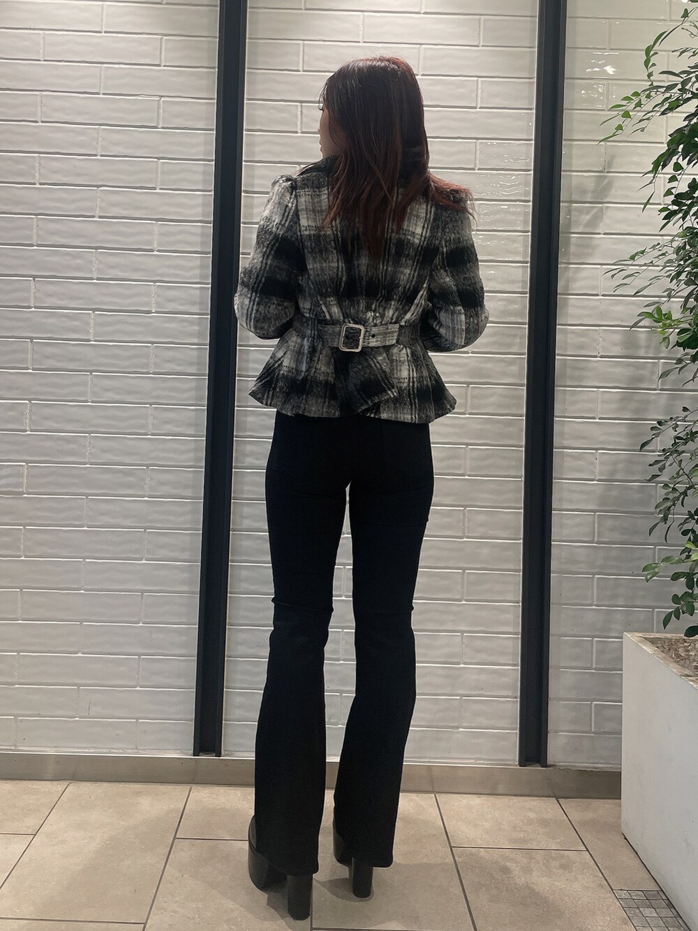 その他のライダースジャケット、ブラック系のニット/セーター、ブラック系のデニムパンツを着用したレディースの秋コーディネートの3枚目の写真