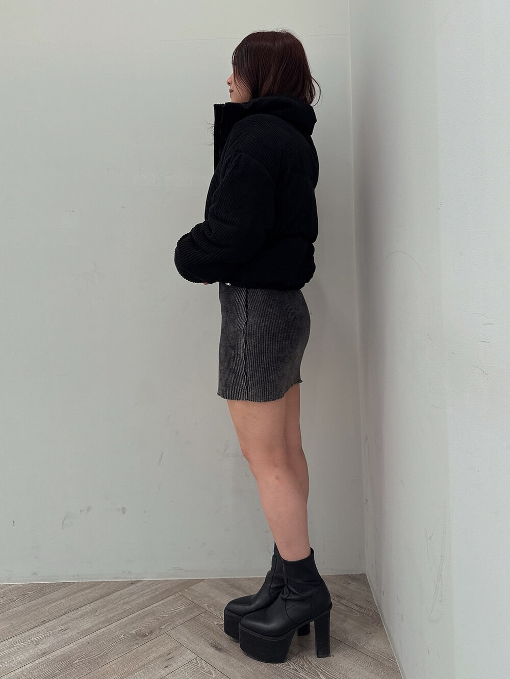 ブルー系のワンピース、ブラック系のブーツを着用したレディースの冬コーディネートの2枚目の写真