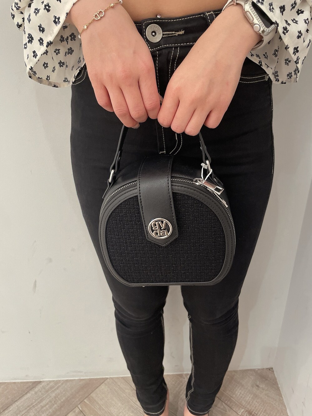 その他のシャツ/ブラウス、ブラック系のデニムパンツ、ブラック系のパンプスを着用したレディースの春コーディネートの7枚目の写真