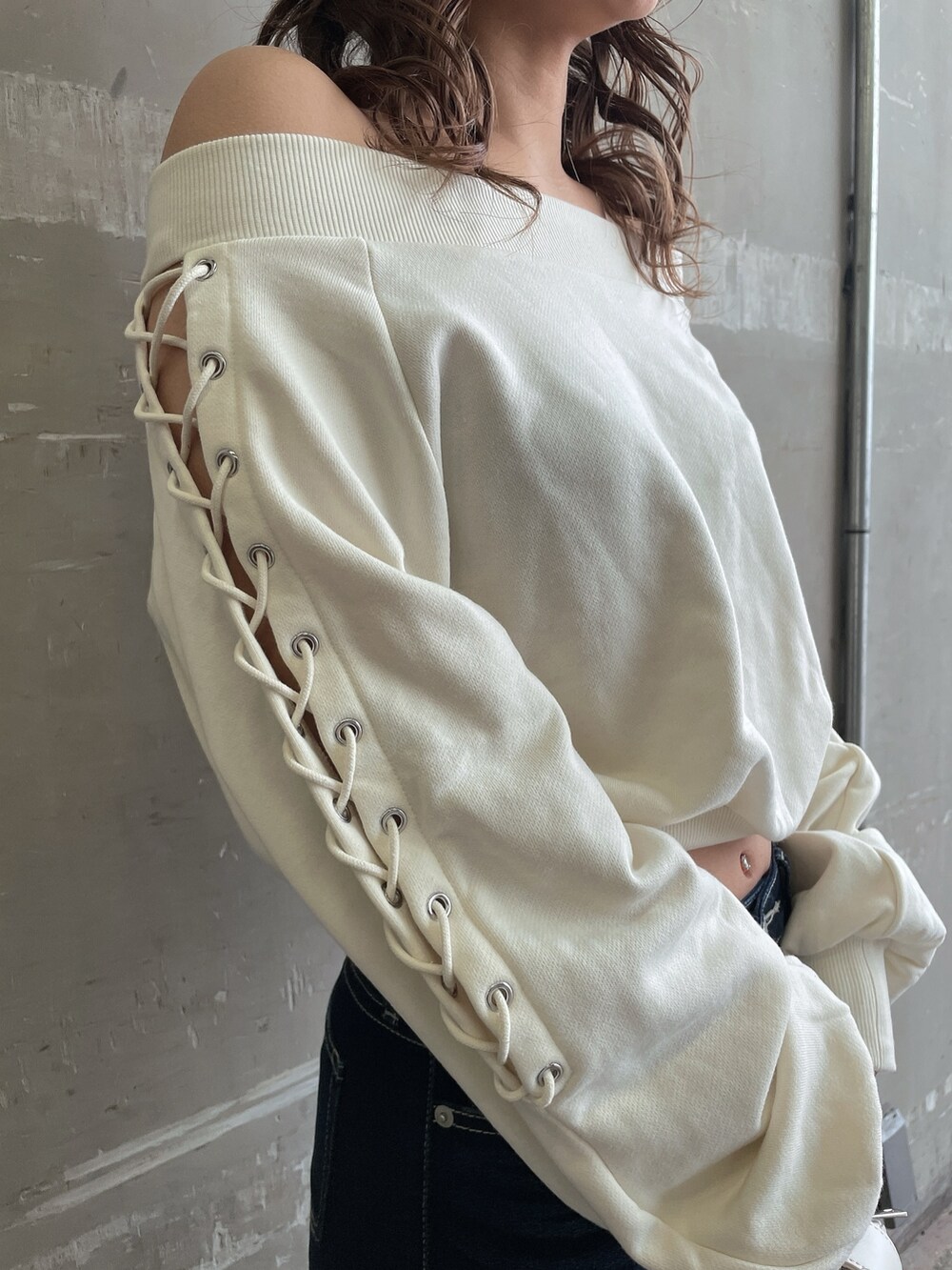 ホワイト系のスウェット、ホワイト系のハンドバッグ、ホワイト系のパンプスを着用したレディースの春コーディネートの8枚目の写真