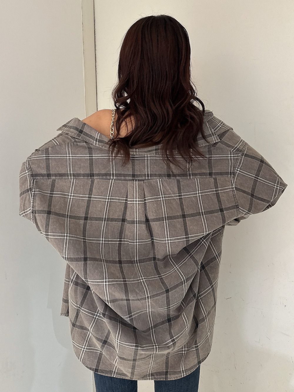 ホワイト系のキャミソール、グレー系のシャツ/ブラウス、ブルー系のデニムパンツを着用したレディースの春コーディネートの6枚目の写真