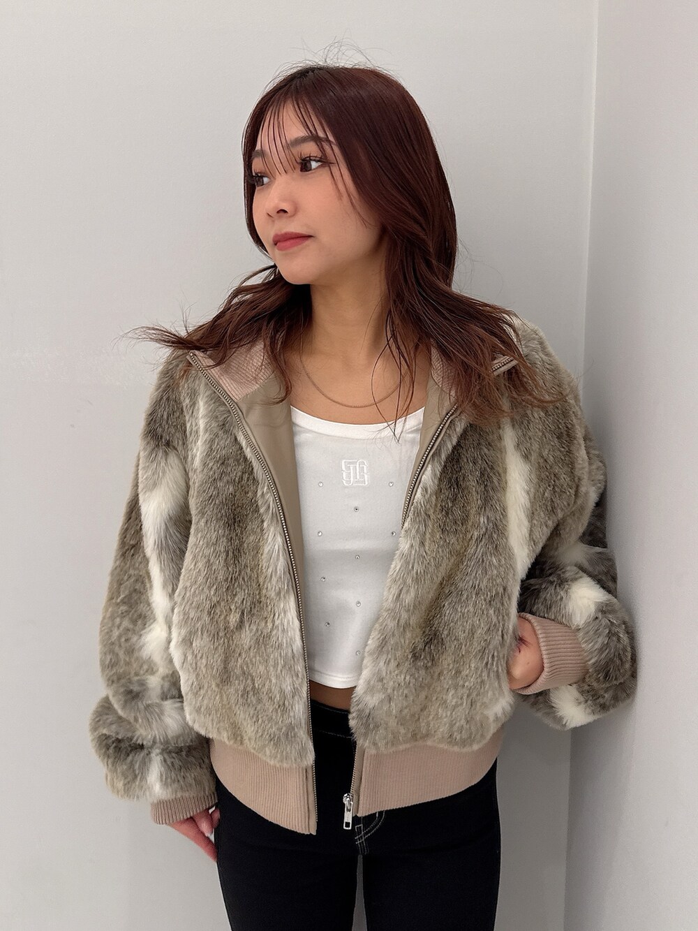 その他のその他アウター、ホワイト系のTシャツ/カットソー、ブラック系のブーツを着用したレディースの秋コーディネートの4枚目の写真