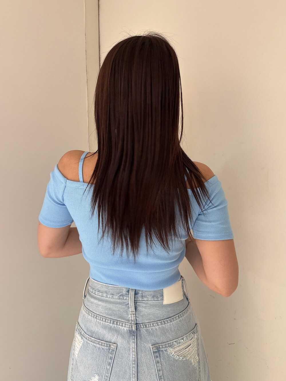 ブルー系のTシャツ/カットソー、ブルー系のデニムパンツ、ホワイト系のサンダルを着用したレディースの夏コーディネートの6枚目の写真