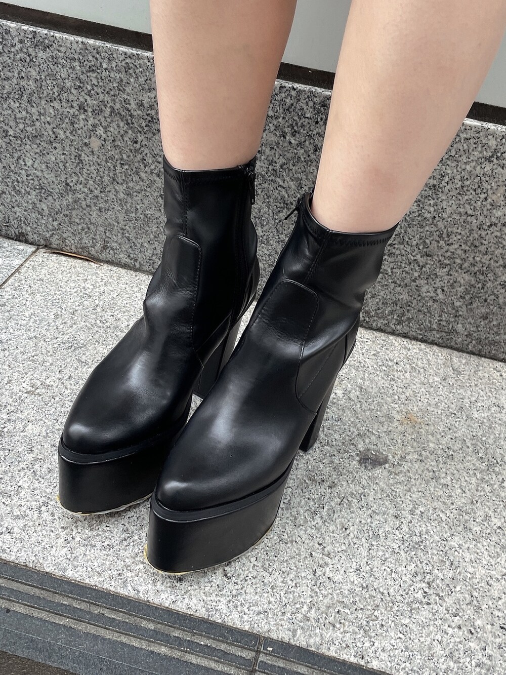 その他のニット/セーター、ブラック系のブーツ、ブラック系のダウンジャケット/コートを着用したレディースの冬コーディネートの9枚目の写真