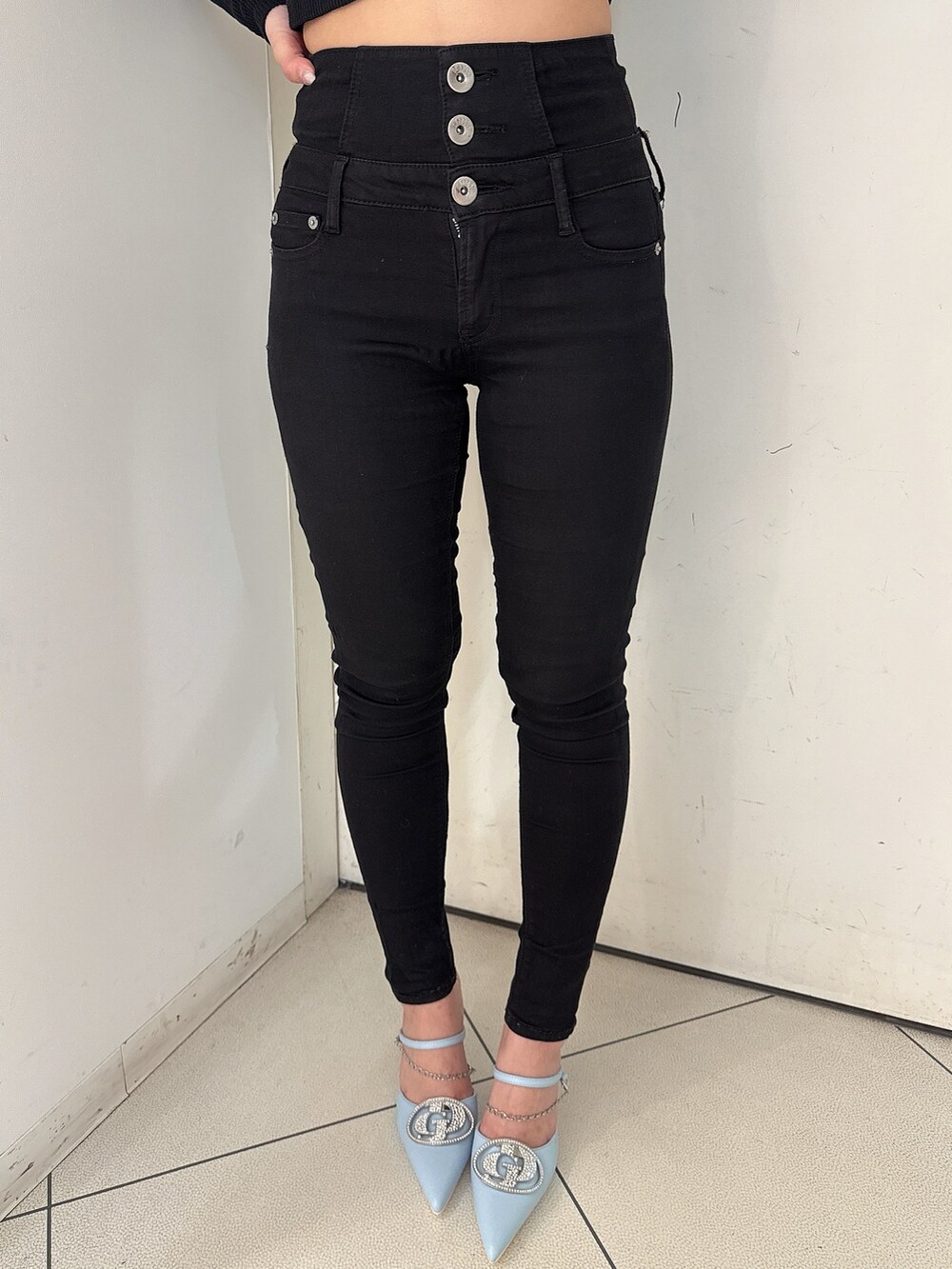 ブラック系のTシャツ/カットソー、ブルー系のデニムジャケット、ブラック系のデニムパンツを着用したレディースの春コーディネートの9枚目の写真