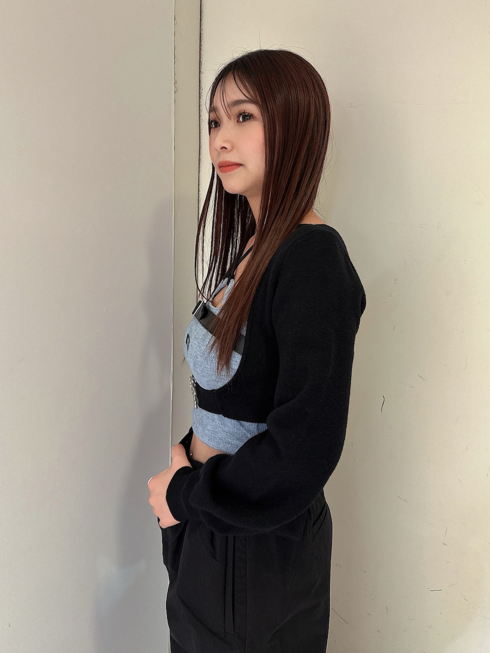 ブラック系のカーディガン/ボレロ、ブルー系のキャミソール、ブラック系のその他パンツを着用したレディースの春コーディネートの5枚目の写真