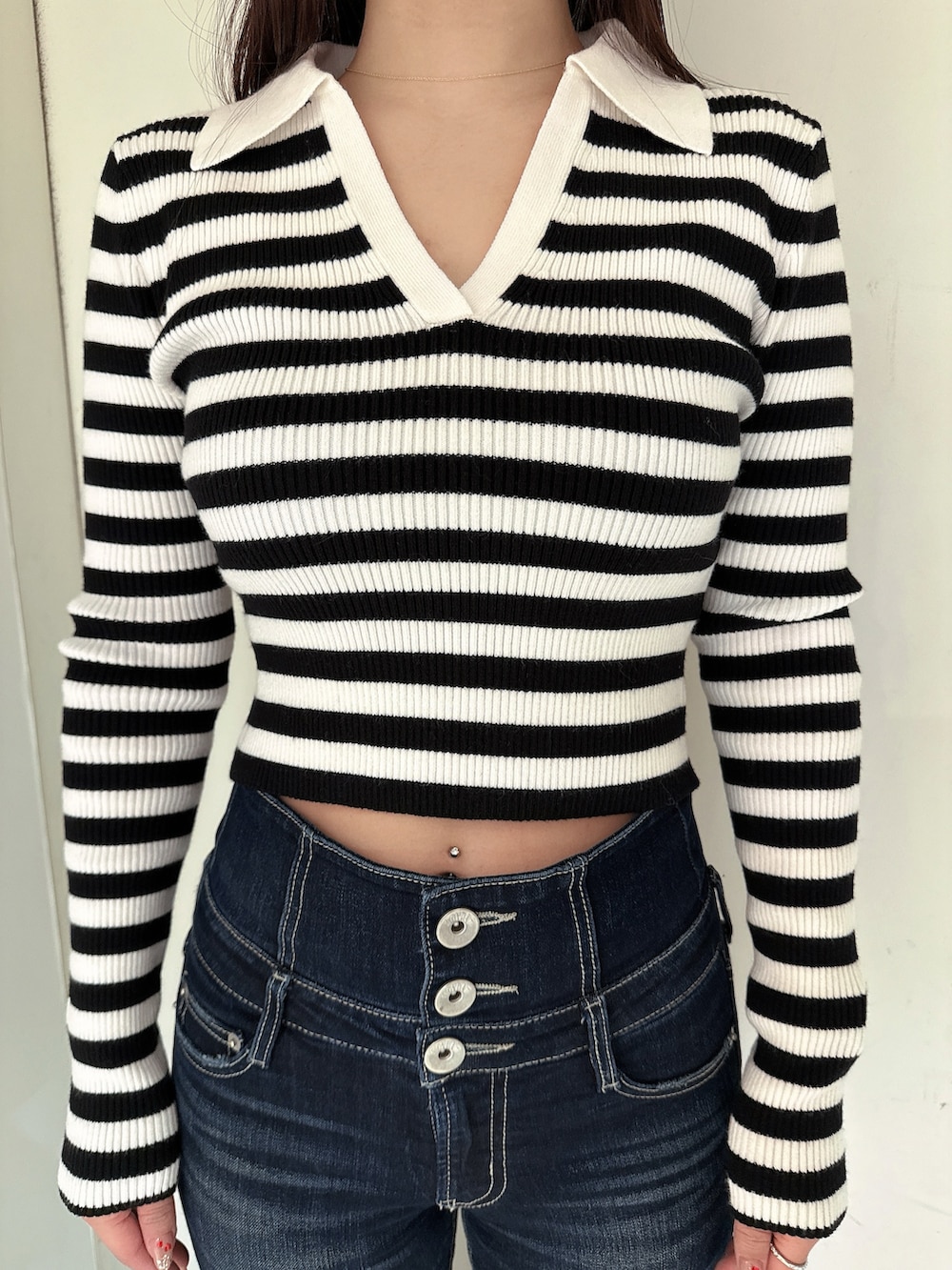 ブルー系のデニムパンツ、ブラック系のブーツ、その他のニット/セーターを着用したレディースの冬コーディネートの7枚目の写真