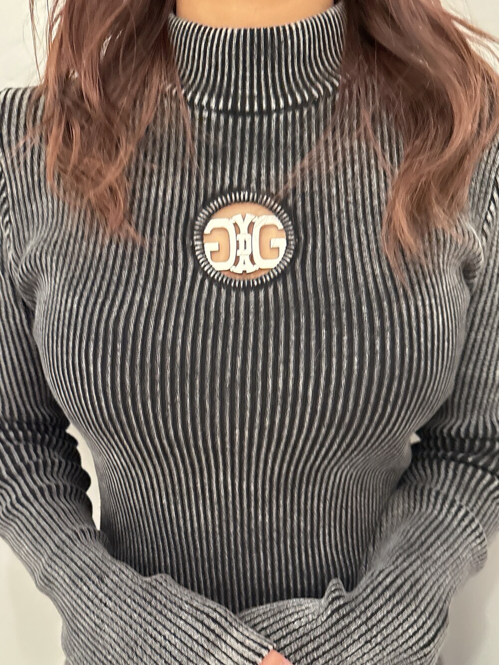 ブルー系のワンピース、ブラック系のブーツを着用したレディースの冬コーディネートの9枚目の写真