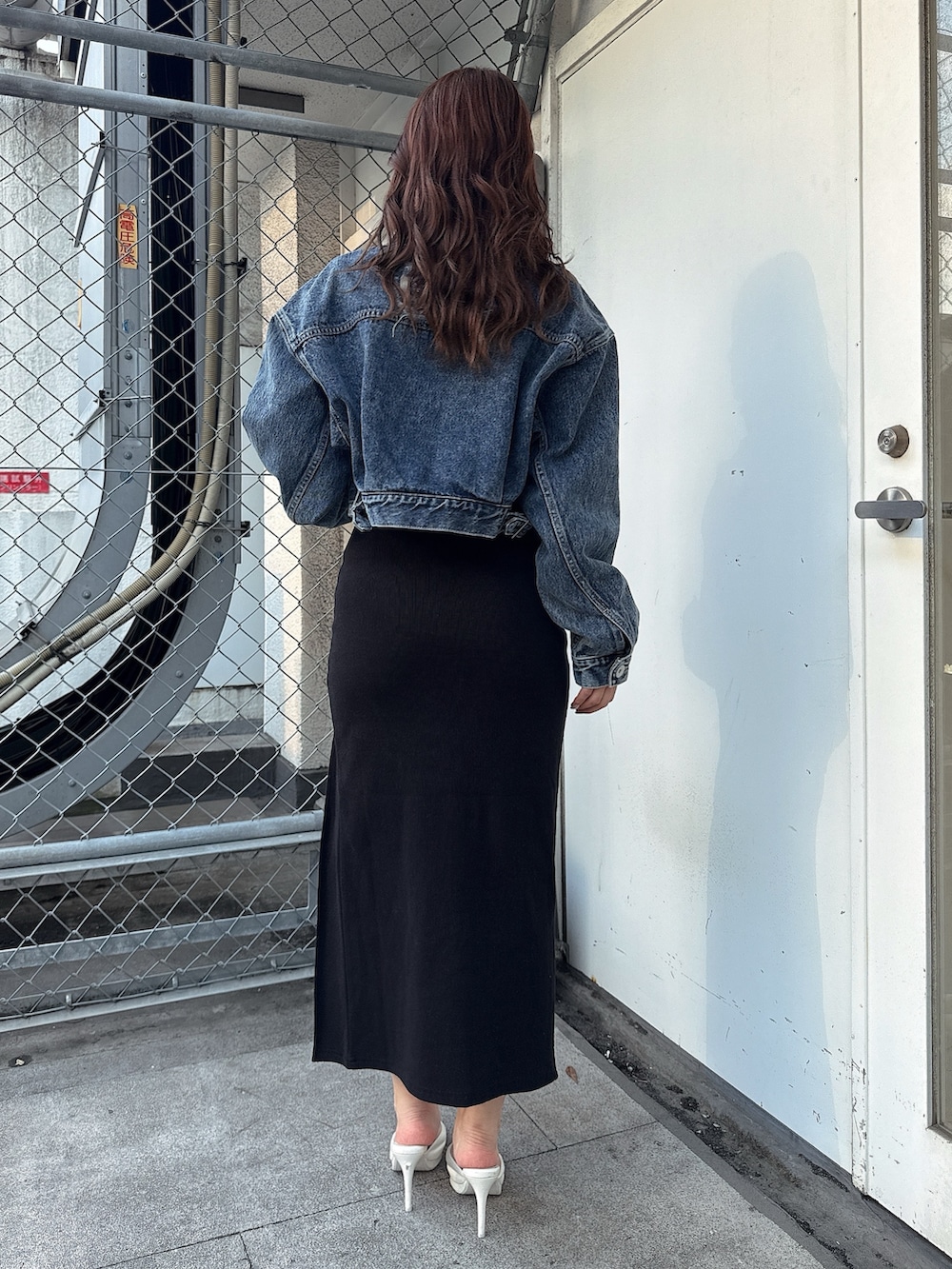 ブラック系のワンピース、ホワイト系のパンプス、ブルー系のデニムジャケットを着用したレディースの春コーディネートの3枚目の写真