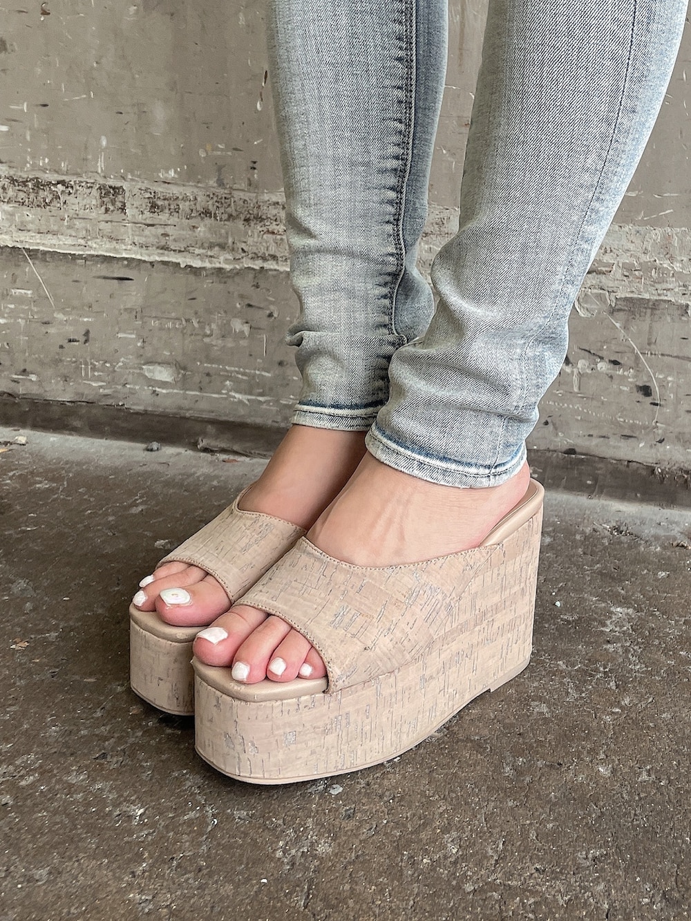 レッド系のTシャツ/カットソー、ブルー系のデニムパンツ、ホワイト系のサンダルを着用したレディースの夏コーディネートの9枚目の写真