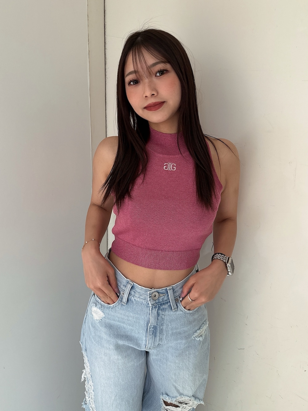 ブルー系のデニムパンツ、ホワイト系のサンダル、ピンク系のニット/セーターを着用したレディースの夏コーディネートの4枚目の写真