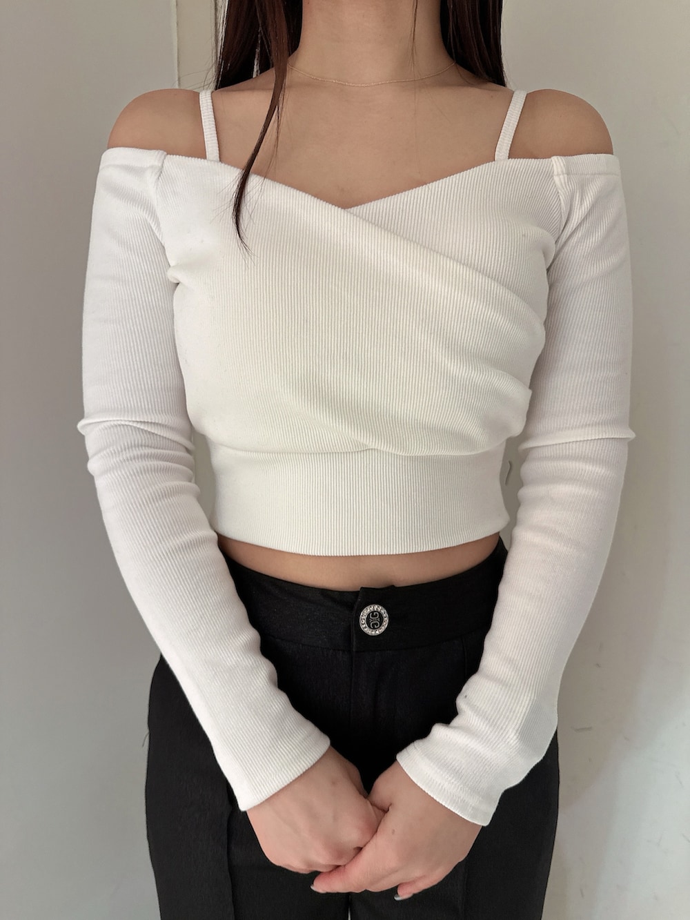 ブラック系のその他パンツ、ホワイト系のTシャツ/カットソー、ブラック系のテーラードジャケットを着用したレディースの冬コーディネートの8枚目の写真